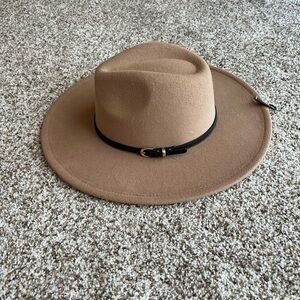 Fornia women’s camel felt hat. One size. NWT.